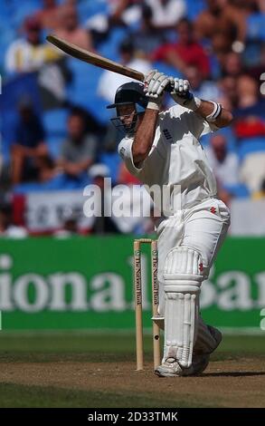 England-Skipper Nasser Hussain auf dem Weg zu einem Innings von 82 Läufen am letzten Tag des dritten und letzten Testspiel im Eden Park, Auckland. Neuseeland besiegte England mit 78 Runs, um die Serie 1-1 zu Level. Stockfoto