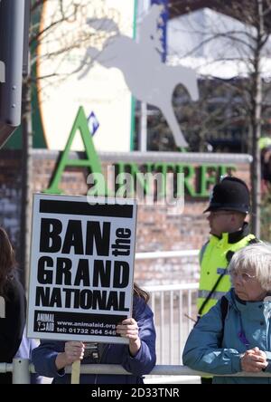 Polizeibeamte marshall Tierrechtsdemonstranten, während sie vor der Aintree Racecourse in Liverpool vor dem Martell Grand National demonstrieren. Stockfoto