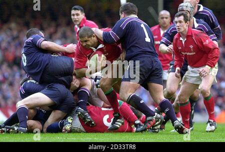 Wales Kapitän Colin Charvis platzt aus einem Maul gegen Schottland während des Lloyds TSB Six Nations Championship Spiel im Millennium Stadium, Cardiff. *NUR REDAKTIONELLE VERWENDUNG, KEINE KOMMERZIELLE NUTZUNG* Stockfoto