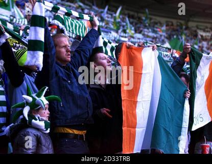 Celtic-Fans halten grüne und weiße Clubschals und die irische Flagge, bevor ihr Team 5-1 gegen Livingston im schottischen Premiership-Spiel der Bank of Scotland in Celtic Park, Glasgow, geschlagen wurde. Stockfoto