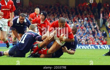 Wales Kapitän Colin Charvis wird während des Lloyd's TSB Six Nations-Meisterschaftsspiel im Millennium Stadium, Cardiff, vom schottischen Chris Pherson niedergebracht. Schottland gewann das Spiel 28-21. Stockfoto