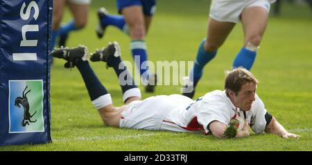 Will Greenwood geht für Englands 1. Versuch während des Finalspiels im Lloyds TSB Six Nations Rugby Tournament im Stadio Flamino in Rom. Stockfoto