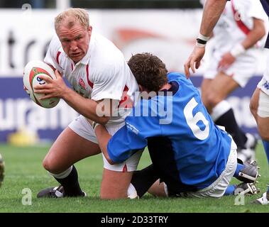 England Kapitän Neil Back wird von Aaron Persico aus Italien während des Finalspiels im Lloyds TSB Six Nations Rugby Turnier im Stadio Flamino in Rom angegangen. England besiegte Italien 45-9. Stockfoto