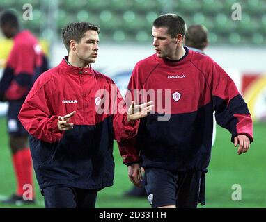 Liverpool-Stürmer Michael Owen (links) spricht mit Teamkollege Jamie Carragher während eines Trainings in der Bay Arena, Leverkusen, Deutschland. Liverpool spielt Bayern Leverkusen in der UEFA Champions League, Viertelfinale, Zweitligsspiel in Deutschland. Stockfoto