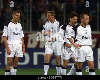 Chelseas Boudewijn Zenden (ganz links) geht weg, während die Manchester United-Mannschaft Paul Scholes (zweite links) und Ole Gunnar Solskjaer während ihres Premiership-Spiels mit FA Barclaycard auf dem Chelsea's Stamford Bridge Ground, West London, das dritte Tor feiern. Endergebnis: Chelsea 0 - 3 Manchester United. Stockfoto