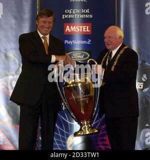 Der UEFA Champions League Cup wird während einer besonderen Zeremonie in Glasgow, der Stadt, in der das Finale ausgetragen wird, an die UEFA zurückgegeben. Es wurde dann Lord Provost Alex Mosson (rechts) von UEFA-Chef Gerhard Aigner übergeben. Stockfoto