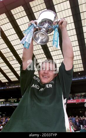 London Irish Kapitän Ryan Studwick mit dem Powergen Cup nach ihrem Sieg über Northampton, während der Rugby Union Powergen Cup Finalspiel in Twickenham. Stockfoto