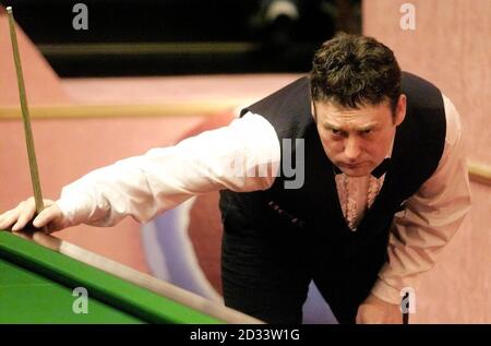 Jimmy White im Einsatz gegen Dominic Dale bei ihrem ersten Rundspiel bei den Embassy World Snooker Championships im Crucible, Sheffield. Stockfoto