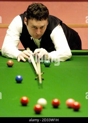 Jimmy White im Einsatz gegen Dominic Dale bei ihrem ersten Rundspiel bei den Embassy World Snooker Championships im Crucible, Sheffield. Stockfoto