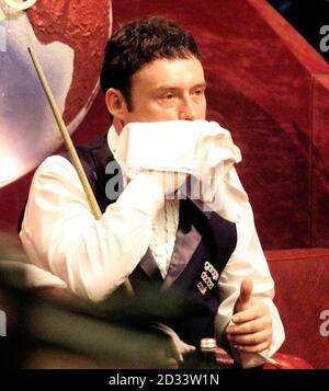 Jimmy White überlegte seinen nächsten Zug gegen Dominic Dale während ihres ersten Runden-Spiels bei den Embassy World Snooker Championships im Crucible, Sheffield. Stockfoto