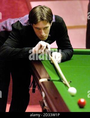 Dominic Dale im Einsatz gegen Jimmy White bei ihrem ersten Rundspiel bei den Embassy World Snooker Championships im Crucible, Sheffield. Stockfoto