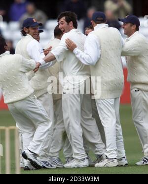 Essex-Kapitän Ronnie Irani (kein Kopfgelächter) nimmt sein 5. Wicket gegen Sussex während des Benson- und Hedges-Cup-Spiels im County Ground, Chelmsford, ein. Stockfoto