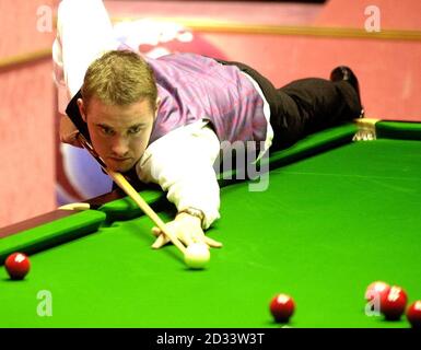 Der schottische Stephen Hendry spielt im Viertelfinalspiel gegen Irlands Ken Doherty in der Botschaft-Snooker-Weltmeisterschaft im Crucible einen Schuss. Stockfoto