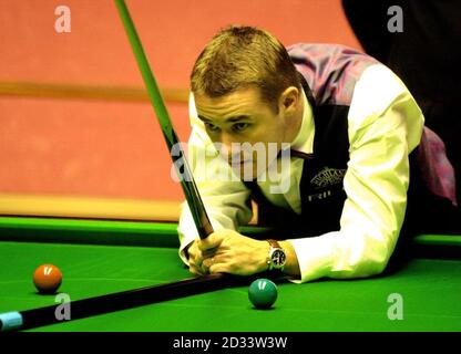 Der schottische Stephen Hendry schiebt sich im Viertelfinalspiel gegen Irlands Ken Doherty in der Botschaft-Snooker-Weltmeisterschaft im Crucible an. Stockfoto