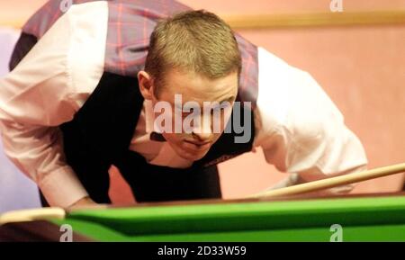 Stephen Hendry im Einsatz gegen Ronnie O'Sullivan bei ihrem Halbfinalspiel bei den Embassy World Snooker Championships im Crucible, Sheffield. Stockfoto