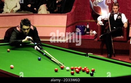 Ronnie O'Sullivan (L) im Einsatz gegen Stephen Hendry während des Halbfinalmatches der Botschaft-Snooker-Weltmeisterschaft im Crucible, Sheffield. Stockfoto