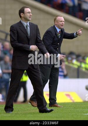 Der Rangers-Manager Alex McLeish (rechts) und der keltische Manager Martin O'Neill wenden sich während des Tennent's Scottish Cup Finalmatches zwischen Celtic und den Rangers im Hampden Park an die Spieler. Stockfoto