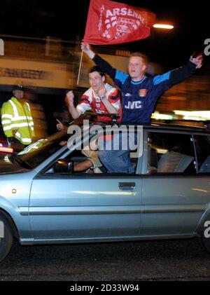 Arsenal-Fans feiern heute Abend ihr Team FA Cup und Premiership Double in Nord-London nach ihrem Sieg gegen Manchester United in der Premiership in Old Trafford. Stockfoto