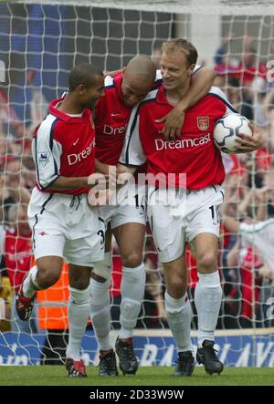 Dennis Bergkamp von Arsenal (rechts) feiert sein Tor mit seinen Teamkollegen Ashley Cole (links) und Thierry Henry während des FA Barclaycard Premiership Spiels in Highbury, London. DIESES BILD KANN NUR IM RAHMEN EINER REDAKTIONELLEN FUNKTION VERWENDET WERDEN. KEINE WEBSITE-/INTERNETNUTZUNG, ES SEI DENN, DIE WEBSITE IST BEI DER FOOTBALL ASSOCIATION PREMIER LEAGUE REGISTRIERT. Stockfoto