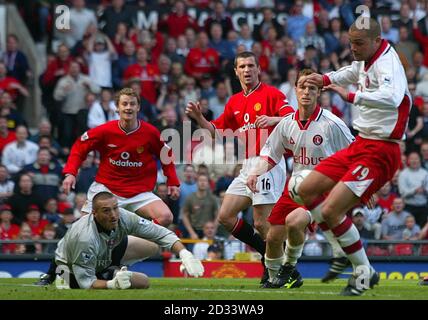 Roy Keane von Manchester United beobachtet, wie sein Schuss von Charlton Athletic-Torwart Dean Kiely während des FA Barclaycard Premiership-Spiels in Old Trafford, Manchester, gerettet wurde. DIESES BILD KANN NUR IM RAHMEN EINER REDAKTIONELLEN FUNKTION VERWENDET WERDEN. KEINE WEBSITE-/INTERNETNUTZUNG, ES SEI DENN, DIE WEBSITE IST BEI DER FOOTBALL ASSOCIATION PREMIER LEAGUE REGISTRIERT. Stockfoto