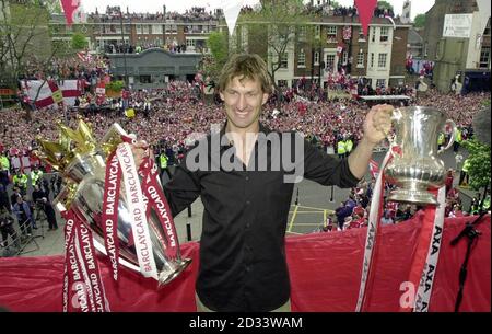 Thierry Henry von Arsenal (links) feiert sein Tor gegen Aston Villa mit seinen Teamkollegen während des Spiels der Barclays Premiership in Highbury, Nord-London, am Samstag, 16. Oktober 2004. Stockfoto