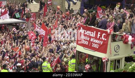 Arsenals Manager Arsene Wenger hält die Premiership Trophy und den FA Cup für Tausende von Fans. Die Mannschaft des Clubs ging in die Islington Town Hall, zu einem Bürgerempfang, wo sie die beiden Trophäen zeigten, die in der letzten Woche gewonnen wurden. Stockfoto