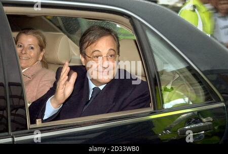 Real Madrid Präsident, Florentino Perez winkt den Fans zu, als er vom Flughafen Glasgow, Schottland, gefahren wird. Das Real Madrid Team kam am Flughafen Glagow an, wurde aber von der Öffentlichkeit ferngehalten. Real Madrid spielt Bayern Leverkusen im Finale der Champions League im Hampden Park Stadion in Glasgow. Stockfoto