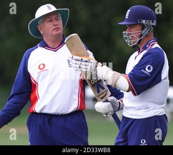 Der englische Alec Stewart (rechts) hört auf Ratschläge von Trainer Duncan Fletcher während einer Nets-Session im Finchley Cricket Club London, Vorbereitung für Englands Testspiel gegen Sri Lanka bei Lords.