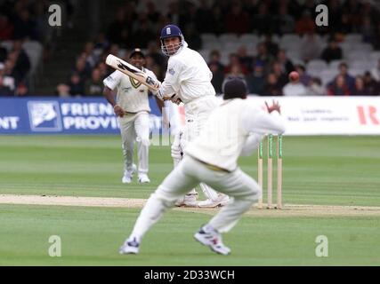 Der englische Schlagmann Mark Butcher nimmt eine Lieferung von Buddika Fernando (nicht im Bild) an Mahela Jayawardene ab und wird für 17 während des dritten Spieltages im ersten Npower-Test in Lords, London, entlassen. Stockfoto