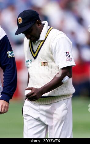 Sri Lanka Kapitän Sanath Jayasuriya verlässt das Feld mit Physio, nachdem er seinen Daumen auf der linken Hand gebrochen hat, während des vierten Tages des ersten npower Test Matches gegen England im Lords Cricket Ground. Stockfoto