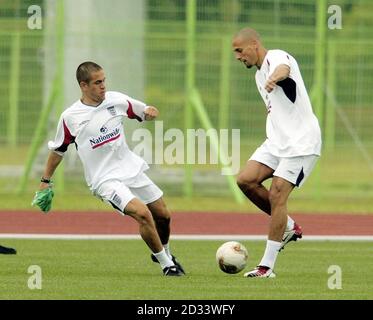 Joe Cole von England und West Ham United in Aktion mit England und Leeds United Verteidiger Rio Ferdinand (rechts) beim Training auf dem Trainingsplatz im Jeju Stadion, Südkorea. England wird Kamerun in einem Pre-World-Cup-freundlich am Sonntag spielen. DIESES BILD KANN NUR IM RAHMEN EINER REDAKTIONELLEN FUNKTION VERWENDET WERDEN. KEINE WEBSITE-/INTERNETNUTZUNG, ES SEI DENN, DIE WEBSITE IST BEI DER FOOTBALL ASSOCIATION PREMIER LEAGUE REGISTRIERT. Stockfoto