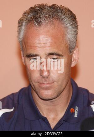 Mick McCarthy, Manager der Republik Irland, sprach bei einer Pressekonferenz im Hyatt Hotel in Saipan, Commonwealth of the Northern Marianas, über den Kapitän Roy Keane, der von der Weltmeisterschaft nach Hause geschickt wurde. * das Team verbringt eine Woche Training in Saipan vor der WM in Japan und Korea. Stockfoto