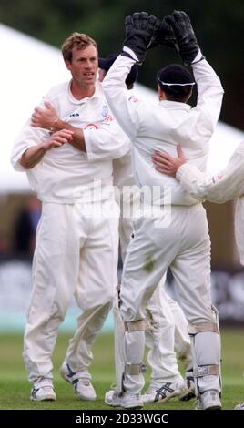 Bowler Robin Martin-Jenkins (links) und Wicket-Keeper Matthew Prior kombinieren für Sussex, um das Leicestershire-Wicket von Phil DeFreitas für 26 in ihrem Frizzell County Championship-Spiel in Horsham, West Sussex, zu nehmen. Robin Martin-Jenkins nahm vier Wickets für 49 Läufe. Stockfoto