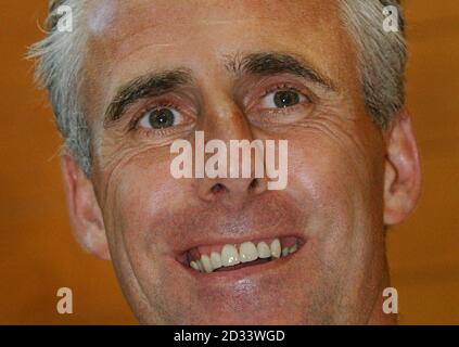 Der irische Manager Mick McCarthy, bei einer Pressekonferenz, nachdem die irische Mannschaft in ihrem Trainingslager in Izumo, Japan, angekommen war, um sich auf das WM-Finale vorzubereiten. Stockfoto