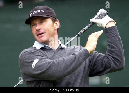 Der englische Nick Faldo verliert seinen rechten Handgriff auf den Club, während er seinen Schuss auf das 15. T-Shirt spielt, während der letzten Runde der Volvo PGA Championship im Wentworth Club, Virginia Water, Surrey. Stockfoto