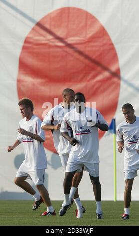 Englands (links-rechts) David Beckham, Rio Ferinand, Emile Heskey und Keiron Dyer während eines England-Trainings in Awaji. Trainer Sven-Goran Eriksson ist zuversichtlich, dass sich der Manchester United-Star für den Kampf in Saitama von seiner Fußverletzung vollständig erholen wird. Stockfoto