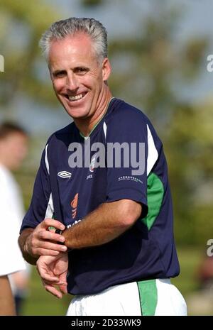 Mick McCarthy, Manager der Republik Irland, lächelt während des Trainings im Izumo Sports Park and Dome, Izumo, Japan. Die Republik Irland bereiten sich auf ihre Eröffnung WM-Spiel gegen Kamerun. Stockfoto