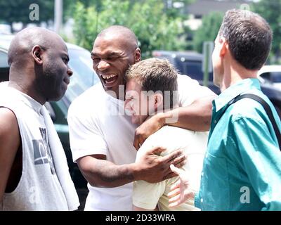 Der Schwergewicht-Boxer Mike Tyson umarmt Jim Maynard von Equality Tennessee, der mit dem britischen Homosexuell-Wahlkämpfer Peter Tatchell (rechts) zusammen war, als Tyson in seinem Trainingslager in Cordova, Memphis, ankam. * ... vor seinem World Heavyweight Titelkampf mit dem britischen Lennox Lewis in Memphis. Stockfoto