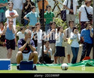 Der Manager der Republik Irland Mick McCarthy wird von Hunderten von japanischen und irischen Fans begleitet, als er seinen Nebenzug in Chiba, Japan, vor dem WM-Spiel der Gruppe E gegen Saudi-Arabien beobachtet. Stockfoto