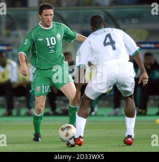 Robbie Keane (links) der Republik Irland im Einsatz gegen Abdullah Sulaiman Zubromawi aus Saudi-Arabien während der WM, der ersten Runde, des Gruppen-E-Spiels zwischen der Republik Irland und Saudi-Arabien in Yokohoma, Japan. Stockfoto