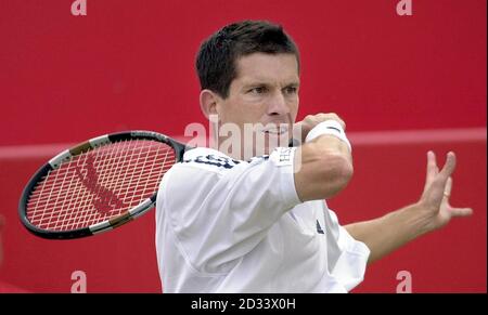 Der Großbritanniens Tim Henman im Einsatz gegen den Holländer Raemon Sluiter während der Stella Artois Championships im Queen's Club, London. Stockfoto