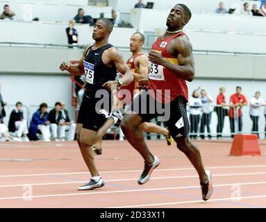 Dwain Chambers (rechts) gewinnt das 100-Meter-Trial des englischen Commonwealth und schlägt Mark Lewis-Francis (links) auf den 2. Platz im City of Manchester Stadium während der englischen Commonwealth-Spiele. Stockfoto