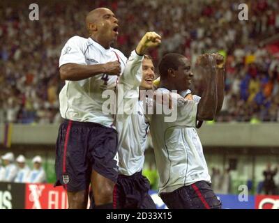 Englands Emile Heskey (ganz rechts) feiert mit den Mannschaftskollegen Trevor Sinclair (links) und David Beckham, nachdem sie beim zweiten Weltcup-Spiel zwischen England und Dänemark im Big Swan Stadium, Niigata, Japan, das dritte Tor erzielt hatten. DIESES BILD KANN NUR IM RAHMEN EINER REDAKTIONELLEN FUNKTION VERWENDET WERDEN. KEINE WEBSITE-/INTERNETNUTZUNG, ES SEI DENN, DIE WEBSITE IST BEI DER FOOTBALL ASSOCIATION PREMIER LEAGUE REGISTRIERT. Stockfoto