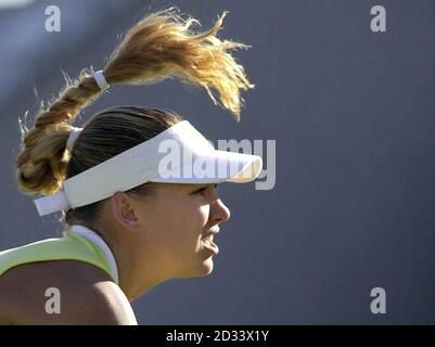 Die Russin Anna Kournikova im Einsatz gegen die Italienerin Rita Grande bei den Britannic Assest Management International Championships, Devonshire Park, Eastbourne. Stockfoto