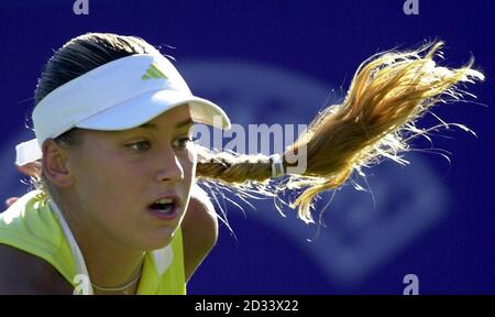 Die Russin Anna Kournikova im Einsatz gegen die Italienerin Rita Grande bei den Britannic Assest Management International Championships, Devonshire Park, Eastbourne. Stockfoto