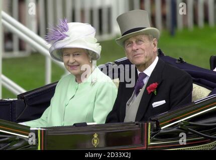 Die britische Königin Elizabeth II. Und ihr Mann, der Herzog von Edinburgh, kommen am dritten Tag des königlichen Treffens in einem offenen Carrage an. Stockfoto