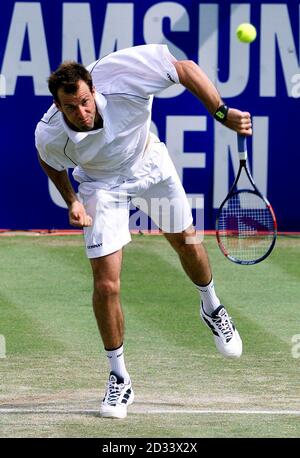 Großbritannien Greg Rusedski dient während seiner 3 Satz Sieg 6-7, 7-6, 6-3 gegen Schweden Magnus Larsson in der 3. Runde der Samsung Open in Nottingham. Stockfoto