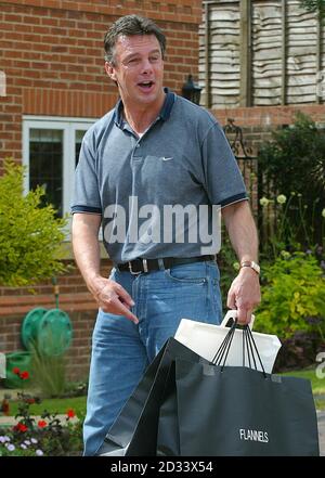 Der ehemalige Manager von Leeds United, David O'Leary, kommt von einem Einkaufsbummel nach Pannal, in der Nähe von Harrogate, zurück. In einer Erklärung des Clubs, die im Namen des Vorsitzenden Peter Ridsdale veröffentlicht wurde, hieß es, O'Leary sei im gegenseitigen Einvernehmen aus dem Club ausgetreten. Stockfoto