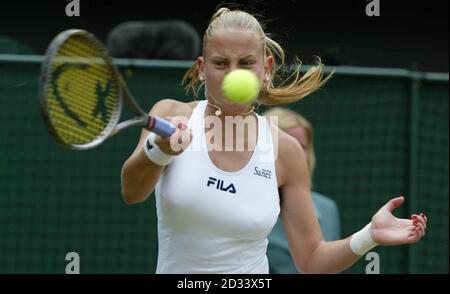 NUR FÜR REDAKTIONELLE ZWECKE, KEINE KOMMERZIELLE VERWENDUNG. Die jugoslawische Jelena Dokic, die 7. Startin Aktion gegen Nathalie Dechy aus Frankreich auf dem Centre Court in Wimbledon während der Tennismeisterschaften. Stockfoto