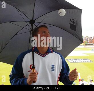 England Pace Bowler Darren Gough schützt vor dem Regen vor dem Start des vierten Spiels in der NatWest Dreiecksreihe gegen Sri Lanka in Headingley, Leeds. *England und Sri Lanka wurden durch heftigen Regen auf sich warten lassen, was einen schnellen Start in das NatWest Series Match in Headingley verhinderte. Darren Goughs Hoffnungen, nach seiner Knieverletzung wieder in England zu kehren, wurden daher auch auf Eis gelegt. Stockfoto